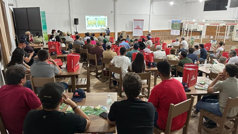 Produtores participam de palestra sobre novas tecnologias em sementes para pastagens na Sociedade Rural de Laranjeiras do Sul