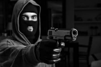 N. Laranjeiras: Bandidos armados assaltam homem em via pública e roubam celular