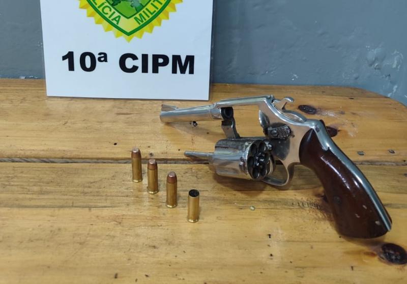 Cantagalo: Homem é preso com revólver após ameaçar proprietário de bar