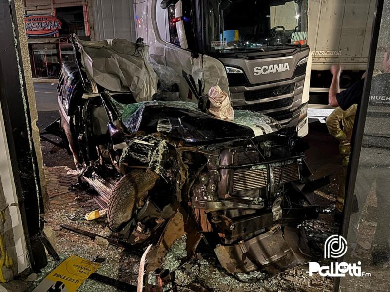 C. Vivida: Colisão entre carreta e viatura da Polícia Civil deixa dois policiais feridos 