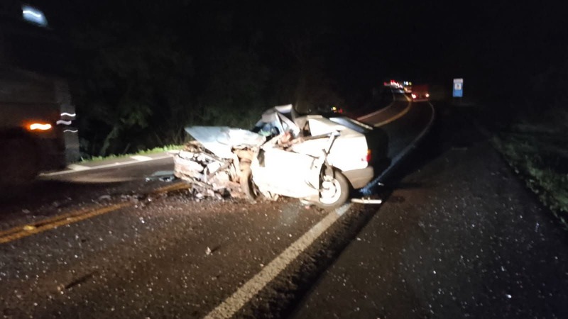 N. Laranjeiras: Colisão envolvendo automóvel e caminhão tanque deixa uma pessoa morta