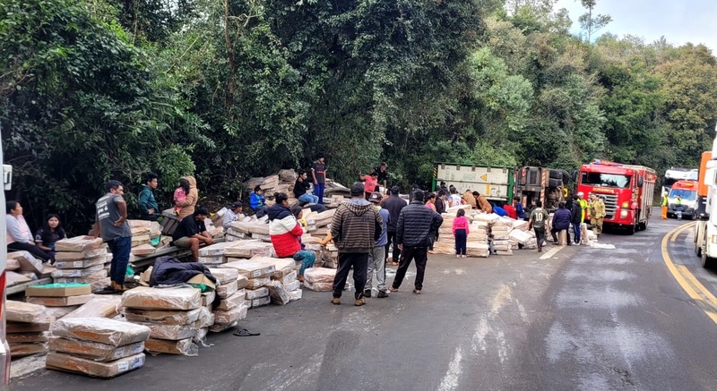 N. Laranjeiras: Condutor tem braço amputado após carreta tombar na BR 277
