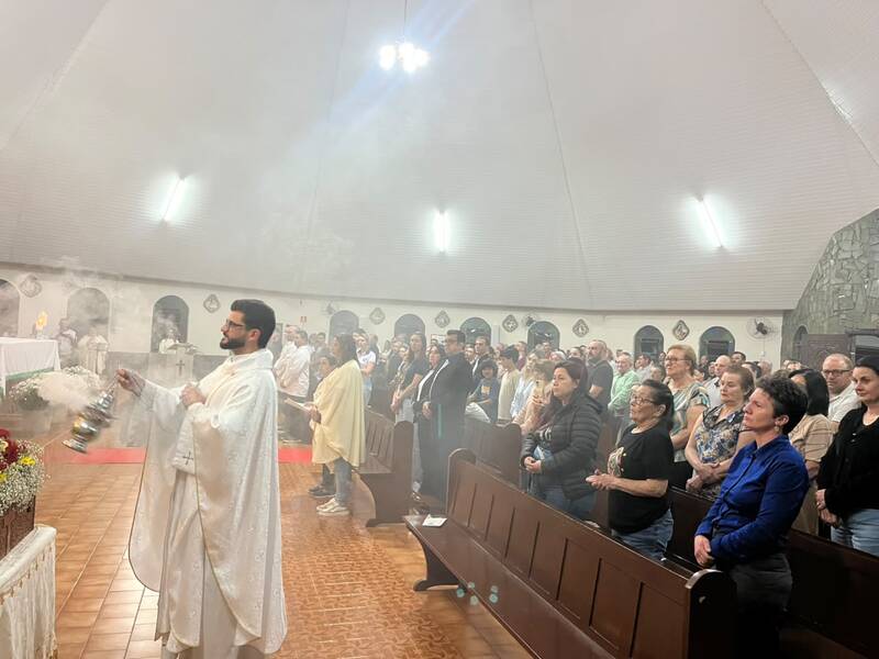 Segundo dia do Tríduo reúne centenas de fiéis no Campo Mendes