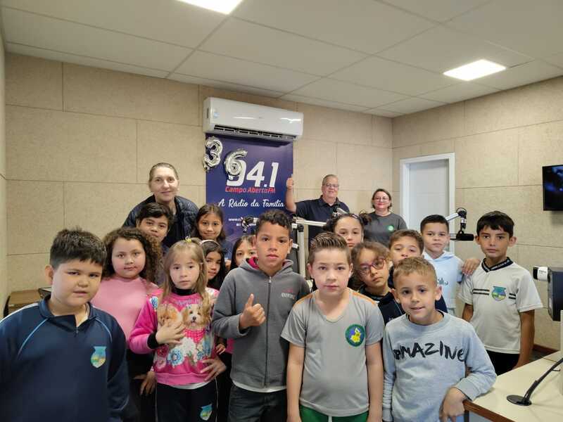 Alunos da Escola Teotônio Vilela visitam a Rádio Campo Aberto FM