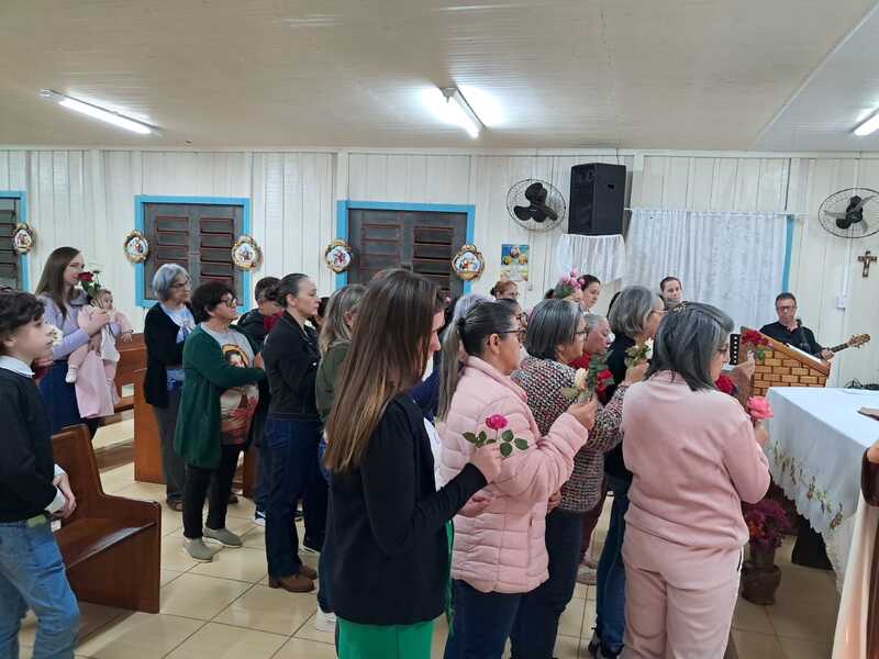 Lançamento da Novena das Rosas no Bairro Palmeiras reuniu dezenas de devotos