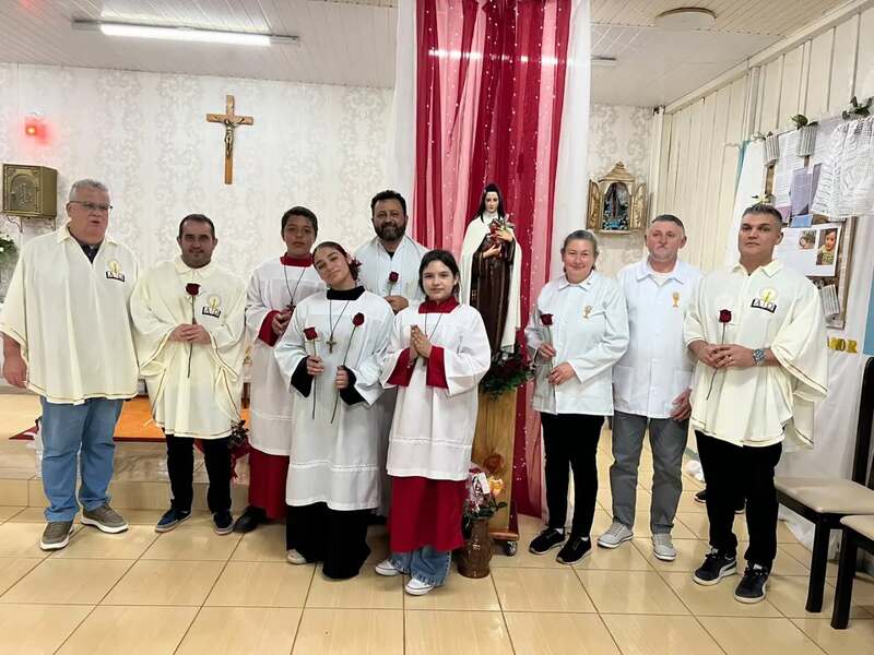 Festa de Santa Terezinha reúne dezenas de fiéis no Bairro Palmeiras